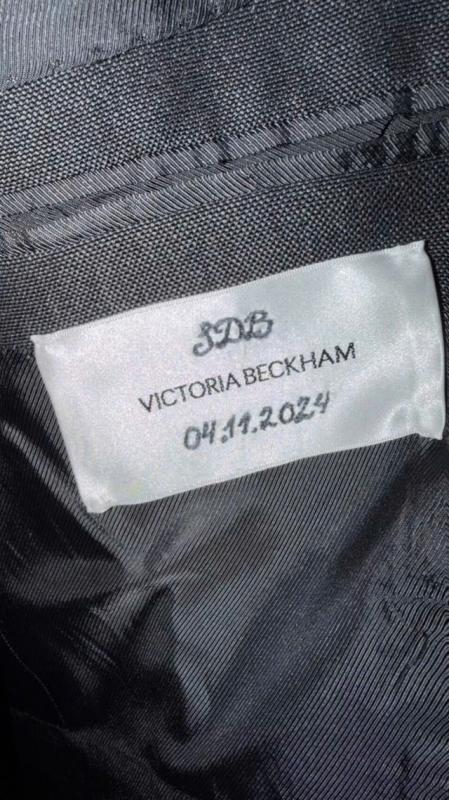 Victoria Beckham mắc lỗi khi thiết kế trang phục cho lễ phong tước của chồng - Ảnh 3.