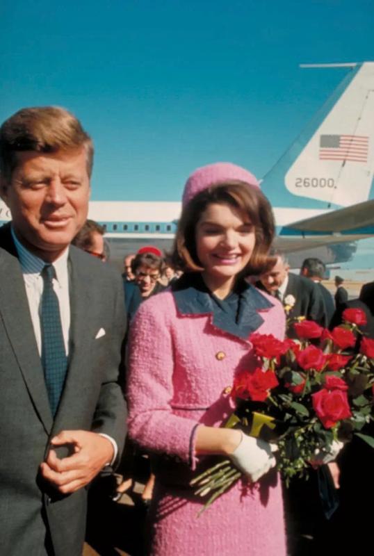 Julia Fox gây phẫn nộ với tạo hình phu nhân Jackie Kennedy đẫm máu - Ảnh 2.