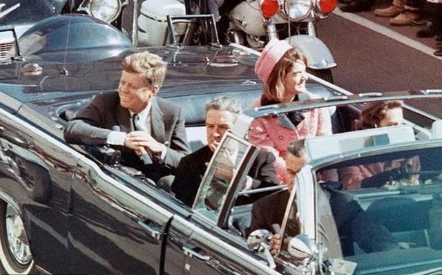 Julia Fox gây phẫn nộ với tạo hình phu nhân Jackie Kennedy đẫm máu - Ảnh 3.