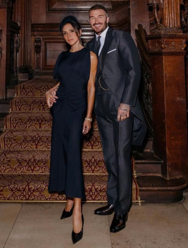 Victoria Beckham mắc lỗi khi thiết kế trang phục cho lễ phong tước của chồng - Ảnh 1.
