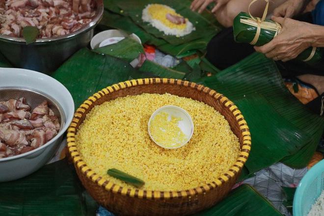 Tấm lòng người TP.HCM giúp vùng lũ: 'Nửa đêm đi gõ cửa các cửa hàng bán nếp'- Ảnh 6.