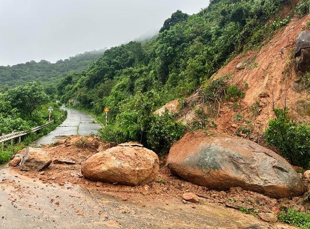 Đá lớn tràn ra mặt đường, tạm dừng tham quan ở bán đảo Sơn Trà- Ảnh 1.