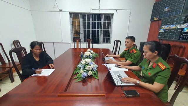 Bắt khẩn cấp người phụ nữ ném con ruột xuống giếng tử vong - Ảnh 1.