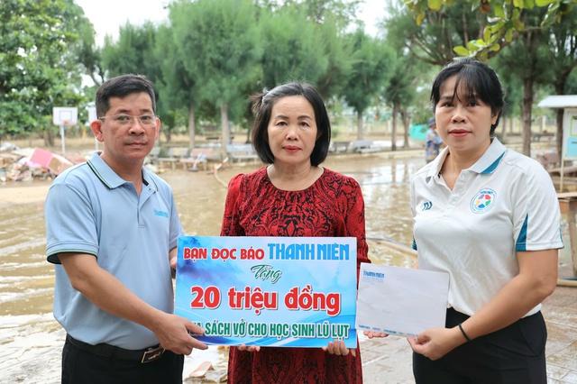 Trao hơn 1 tỉ đồng cho người dân vùng rốn lũ Hòa Thịnh - Ảnh 1.