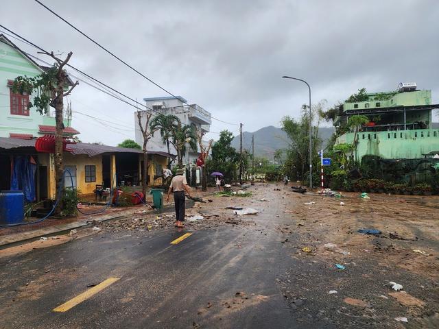 Vùng lũ Đắk Lắk: Bùn non, rác thải bủa vây, người dân khẩn thiết cứu trợ - Ảnh 2.