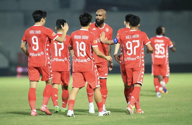 Lịch thi đấu V-League ngày 1.11: HLV Lê Huỳnh Đức đấu trí ‘hiện tượng’ Chu Đình Nghiêm, cực hay- Ảnh 2. Lịch thi đấu V-League ngày 1.11: HLV Lê Huỳnh Đức đấu trí ‘hiện tượng’ Chu Đình Nghiêm, cực hay- Ảnh 2.