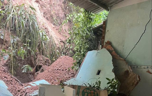 Gia Lai: Sạt lở đất làm sập nhà, 11 người dân được di dời an toàn- Ảnh 1. Gia Lai: Sạt lở đất làm sập nhà, 11 người dân được di dời an toàn- Ảnh 1.