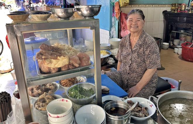 Bất ngờ về những quán ăn nổi tiếng TP.HCM có bà chủ… 'độc thân vui tính!' - Ảnh 6.
