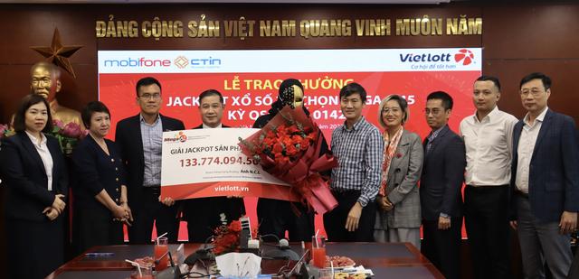 Trúng Vietlott hơn 133 tỉ đồng sau hai năm mua cùng dãy số- Ảnh 1. Trúng Vietlott hơn 133 tỉ đồng sau hai năm mua cùng dãy số- Ảnh 1.