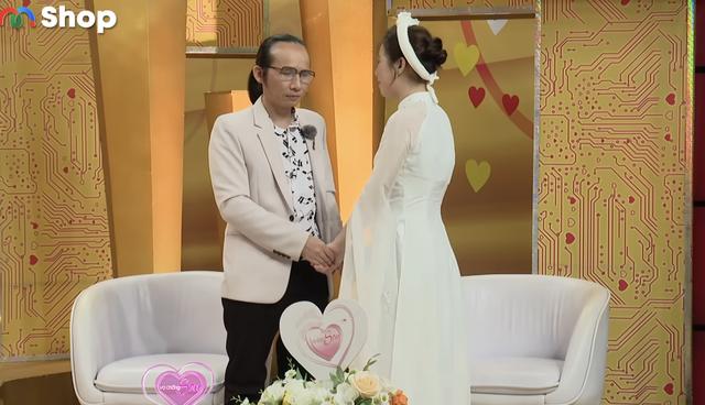 Nhạc sĩ khiếm thị Hà Chương tiết lộ chuyện tình đặc biệt với vợ kém 18 tuổi - Ảnh 4.