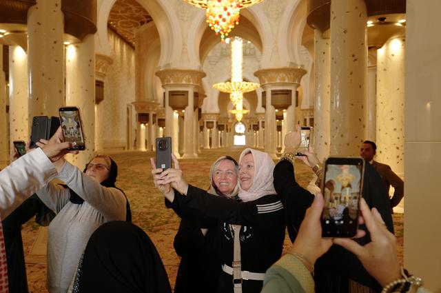 Chơi gì , ăn đâu và Đi thế nào ở Abu Dhabi cho du khách Việt - Ảnh 3. Chơi gì , ăn đâu và Đi thế nào ở Abu Dhabi cho du khách Việt - Ảnh 3.