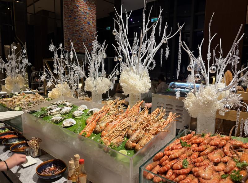 Trời trở lạnh 19 độ, TP.HCM thắp sáng hàng loạt cây thông Noel- Ảnh 2.