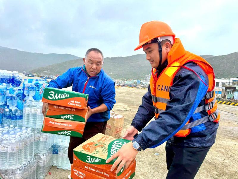 PV Thanh Niên nơi rốn lũ miền Trung: Vừa đưa tin vừa kết nối nhân ái- Ảnh 9. PV Thanh Niên nơi rốn lũ miền Trung: Vừa đưa tin vừa kết nối nhân ái- Ảnh 9.