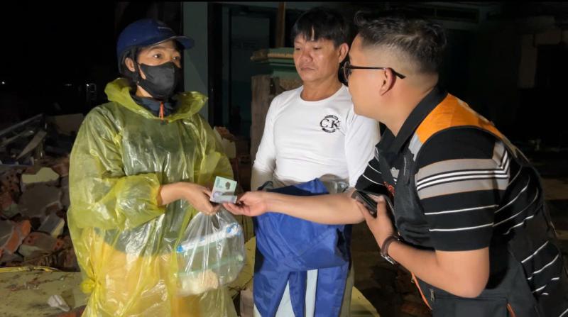 PV Thanh Niên nơi rốn lũ miền Trung: Vừa đưa tin vừa kết nối nhân ái- Ảnh 1. PV Thanh Niên nơi rốn lũ miền Trung: Vừa đưa tin vừa kết nối nhân ái- Ảnh 1.