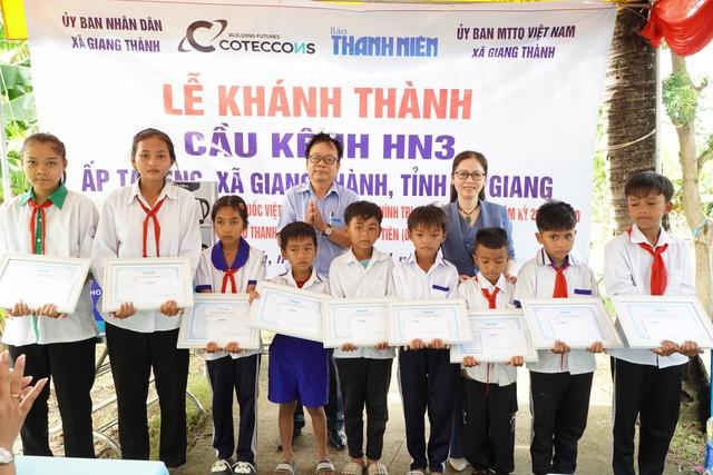 Báo Thanh Niên khánh thành cây cầu mơ ước tại vùng biên giới Giang Thành- Ảnh 9.