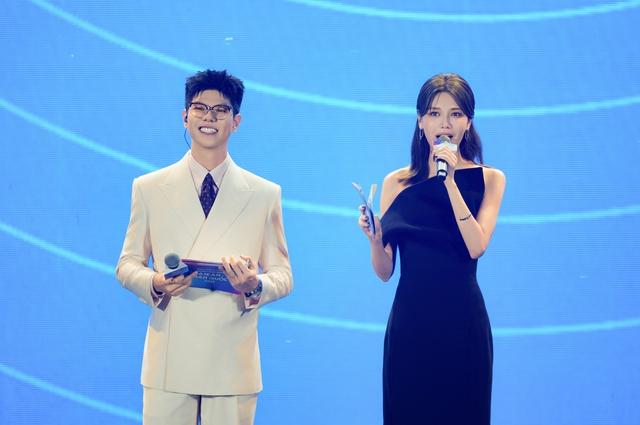 Đức Phúc tái hiện bản 'hit' tại ' Intervision', hát cùng Sooyoung (SNSD) - Ảnh 1.