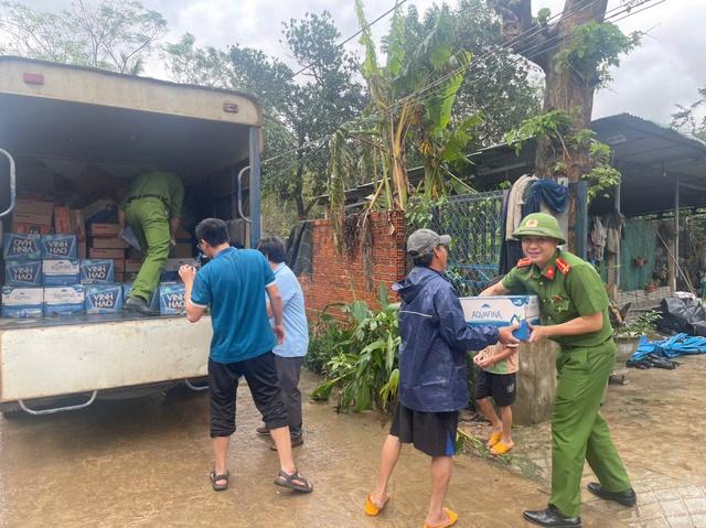 Công an Khánh Hòa, Đắk Lắk, Gia Lai: Xuyên ngày đêm cứu dân và cứu trợ- Ảnh 17.