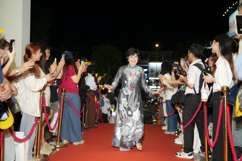 Em gái mặc gợi cảm cùng Trấn Thành đổ bộ thảm đỏ Liên hoan phim Việt Nam- Ảnh 13. Em gái mặc gợi cảm cùng Trấn Thành đổ bộ thảm đỏ Liên hoan phim Việt Nam- Ảnh 13.