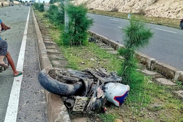 Mô tô phân khối lớn gãy đôi sau tai nạn tại Khánh Hòa, 1 người tử vong- Ảnh 1.