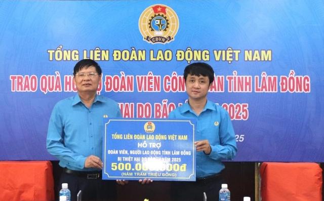 Công đoàn hỗ trợ người lao động vùng lũ Lâm Đồng và Quảng Trị vượt khó - Ảnh 1. Công đoàn hỗ trợ người lao động vùng lũ Lâm Đồng và Quảng Trị vượt khó - Ảnh 1.
