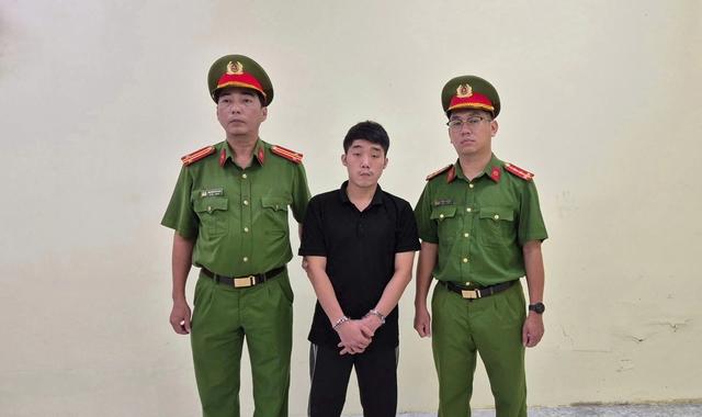 TikToker Dù Bầu Trời bị bắt vì học theo 'Tàng Keng Ông Trùm'- Ảnh 1. TikToker Dù Bầu Trời bị bắt vì học theo 'Tàng Keng Ông Trùm'- Ảnh 1.