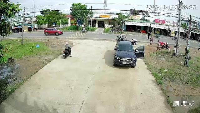 Ô tô cán hai cụ già rồi chở đi cấp cứu, không trình báo- Ảnh 3.