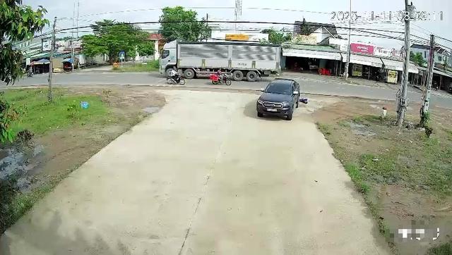 Ô tô cán hai cụ già rồi chở đi cấp cứu, không trình báo- Ảnh 2.