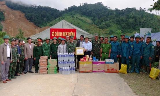 Sạt lở núi ở Đà Nẵng: Hiện trường nguy hiểm, chờ thời cơ tìm 3 người mất tích- Ảnh 4. Sạt lở núi ở Đà Nẵng: Hiện trường nguy hiểm, chờ thời cơ tìm 3 người mất tích- Ảnh 4.
