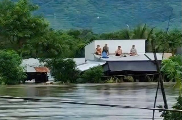- Ảnh 1. Mưa lớn 1.200 mm, lũ miền Trung vượt đỉnh lịch sử, ngập lụt còn kéo dài - Ảnh 1.