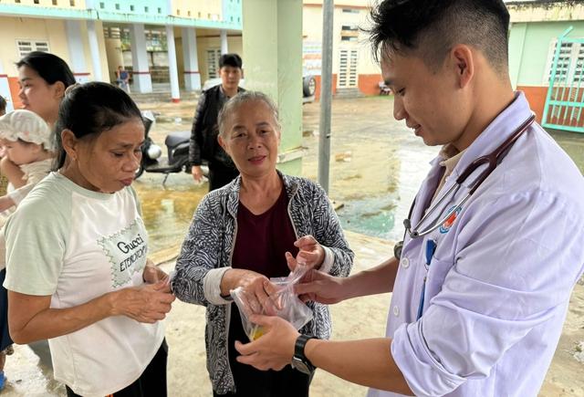 TP.HCM điều động hàng trăm y bác sĩ chi viện cho Khánh Hòa, Phú Yên - Ảnh 9.