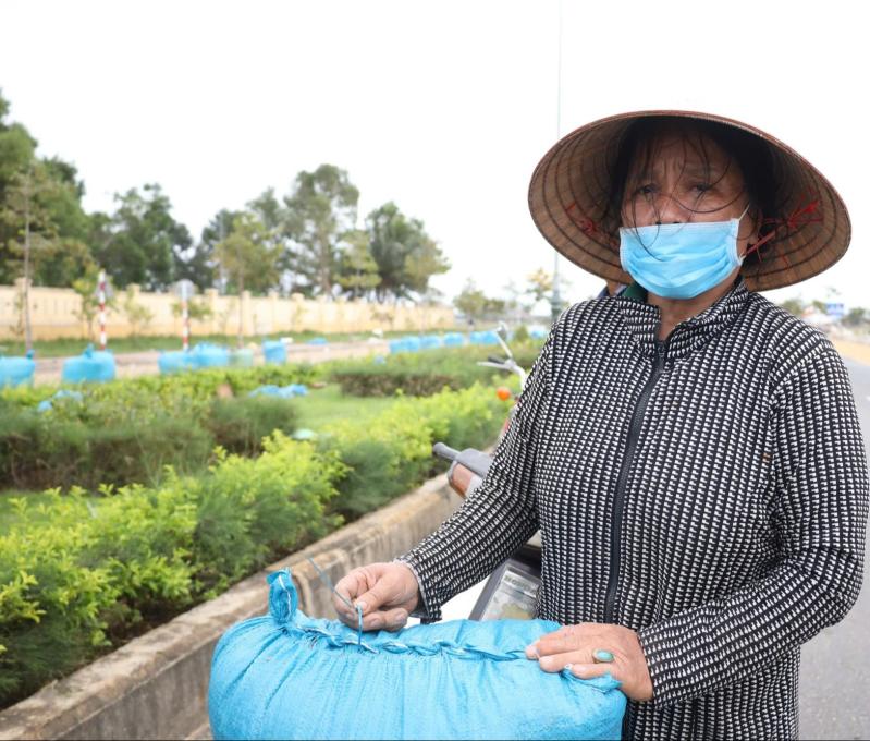 Trắng tay sau lũ , cha bán rẻ lúa ẩm để mua sữa cho con nhỏ - Ảnh 1.