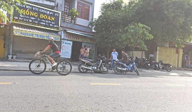 Xôn xao clip nhóm người đánh, dùng đá đập đầu 2 nam thanh niên ở TP.HCM- Ảnh 2. Xôn xao clip nhóm người đánh, dùng đá đập đầu 2 nam thanh niên ở TP.HCM- Ảnh 2.