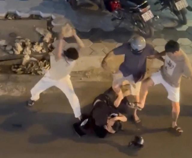 Xôn xao clip nhóm người đánh, dùng đá đập đầu 2 nam thanh niên ở TP.HCM- Ảnh 1. Xôn xao clip nhóm người đánh, dùng đá đập đầu 2 nam thanh niên ở TP.HCM- Ảnh 1.