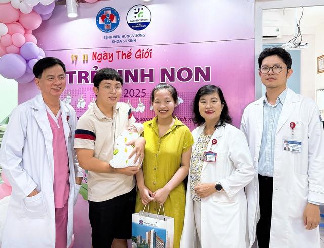 100 ngày nuôi dưỡng thành công bé sinh cực con tại Bệnh viện Hùng Vương TP.HCM - Ảnh 1.