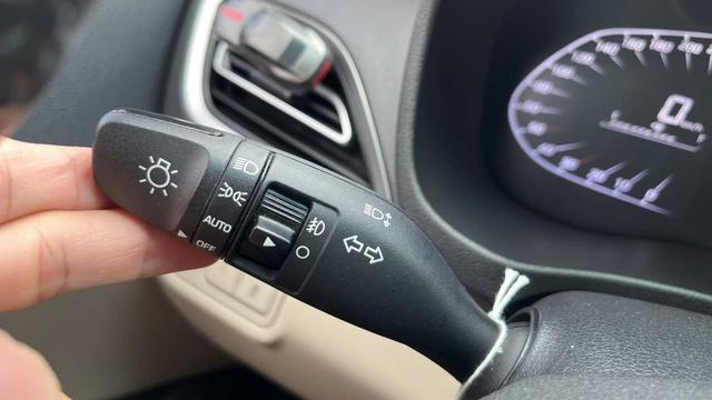 Sai lầm phổ biến của tài xế khi gạt đèn xi-nhan trong quá trình vượt ô tô- Ảnh 1.