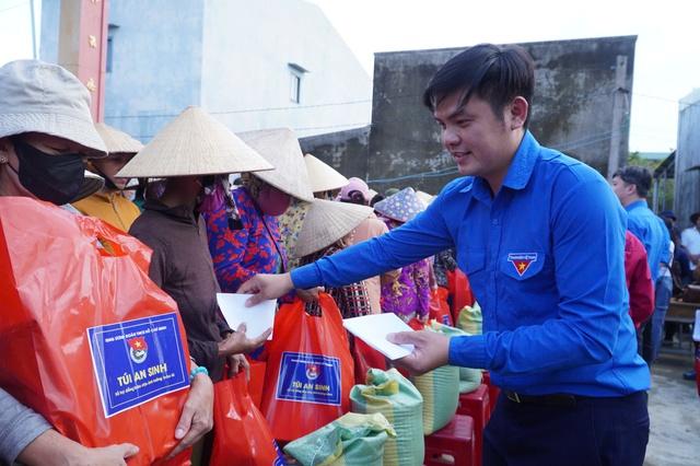 Anh Nguyễn Minh Triết thăm hỏi và hỗ trợ người dân vùng lũ Gia Lai - Ảnh 4. Anh Nguyễn Minh Triết thăm hỏi và hỗ trợ người dân vùng lũ Gia Lai - Ảnh 4.