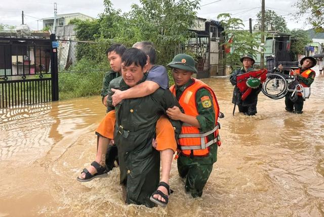 Mưa lũ dai dẳng, bất thường ở miền Trung- Ảnh 1. Mưa lũ dai dẳng, bất thường ở miền Trung- Ảnh 1.
