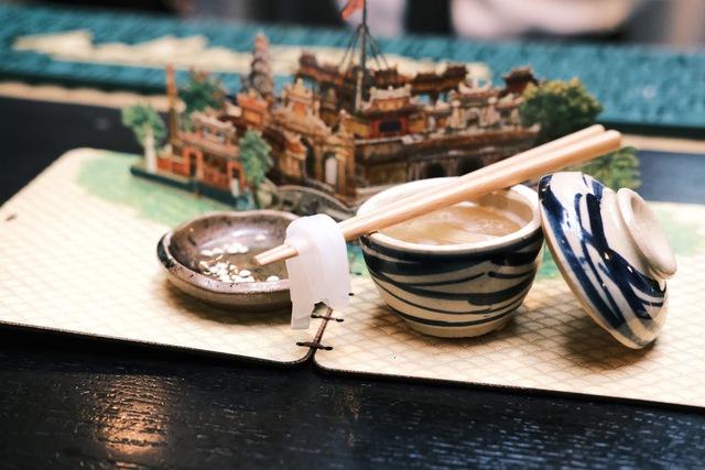 Pha cocktail với tỏi Lý Sơn, muối Sa Huỳnh: Hành trình 'Việt hóa' độc đáo của bartender Việt - Ảnh 2.