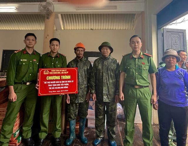 Công an Khánh Hòa, Đắk Lắk, Gia Lai: Xuyên ngày đêm cứu dân và cứu trợ- Ảnh 8.