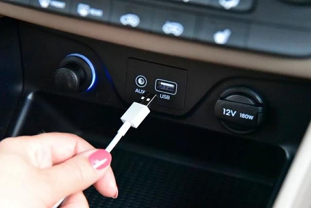 3 thiết bị không nên cắm vào cổng sạc USB trên ô tô - Ảnh 1.
