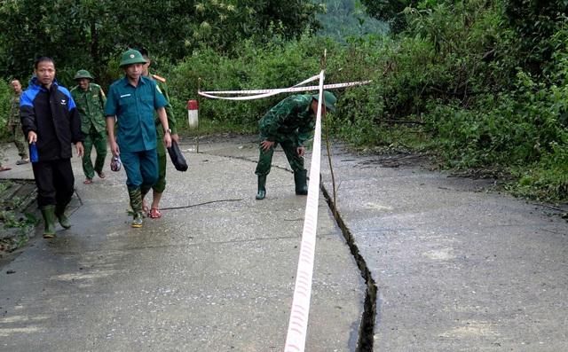 Sạt lở 'bủa vây' vùng cao TP.Đà Nẵng: Xuất hiện sụt lún nghiêm trọng dài 200 m- Ảnh 1. Sạt lở 'bủa vây' vùng cao TP.Đà Nẵng: Xuất hiện sụt lún nghiêm trọng dài 200 m- Ảnh 1.