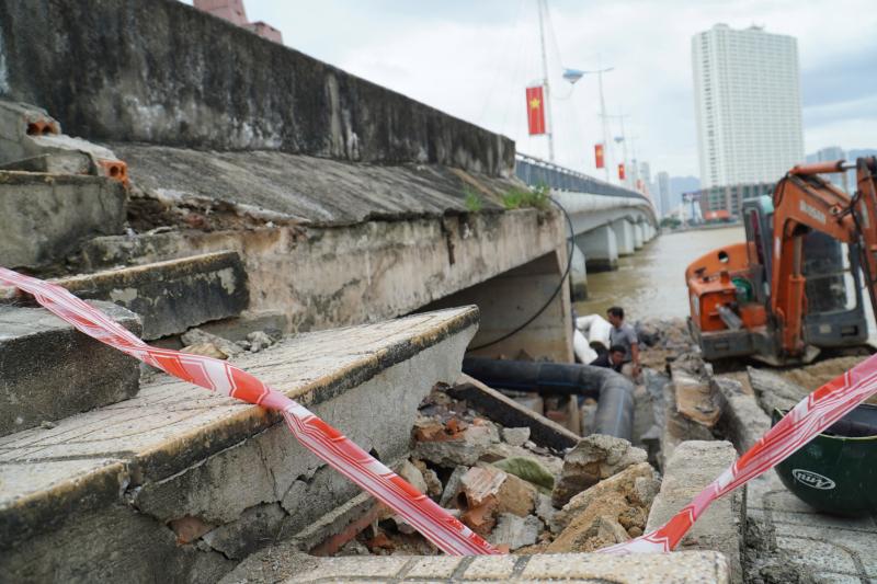Cầu huyết mạch nhất Nha Trang xói lở nặng sau lũ, biện pháp khắc phục - Ảnh 2.