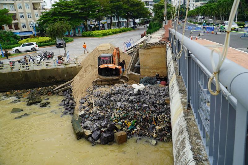 Cầu huyết mạch nhất Nha Trang xói lở nặng sau lũ, biện pháp khắc phục - Ảnh 3.