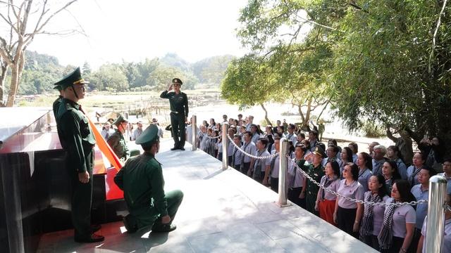 Đoàn tuyên giáo, báo chí TP.HCM tặng quà 2 xã biên giới của tỉnh Cao Bằng  - Ảnh 3.