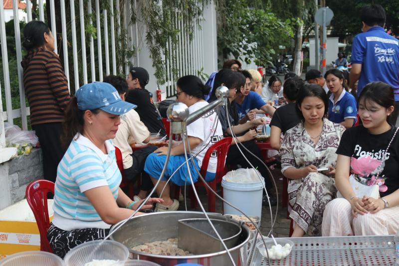 TP.HCM: Gánh bánh canh 0 đồng gây xúc động tại điểm cứu trợ vùng lũ miền Trung- Ảnh 1.