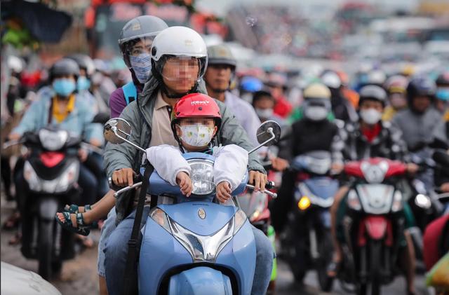 Có những quy định nào về chở trẻ em trên xe máy? - Ảnh 4. Có những quy định nào về chở trẻ em trên xe máy? - Ảnh 4.