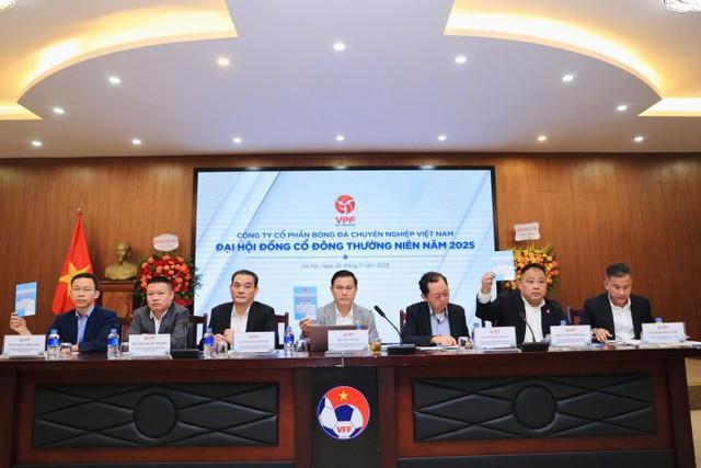 VPF doanh thu khấm khá, tài chính ổn định: Các CLB được thêm tiền, bóng đá Việt Nam phấn khởi- Ảnh 1. VPF doanh thu khấm khá, tài chính ổn định: Các CLB được thêm tiền, bóng đá Việt Nam phấn khởi- Ảnh 1.