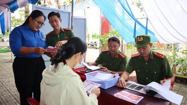 Ông bà U70 hào hứng đến nhà văn hóa nhận giấy chứng nhận đăng ký kết hôn- Ảnh 5. Ông bà U70 hào hứng đến nhà văn hóa nhận giấy chứng nhận đăng ký kết hôn- Ảnh 5.