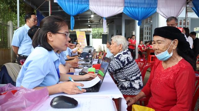 Ông bà U70 hào hứng đến nhà văn hóa nhận giấy chứng nhận đăng ký kết hôn- Ảnh 1. Ông bà U70 hào hứng đến nhà văn hóa nhận giấy chứng nhận đăng ký kết hôn- Ảnh 1.