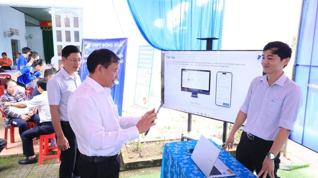 Ông bà U70 hào hứng đến nhà văn hóa nhận giấy chứng nhận đăng ký kết hôn- Ảnh 10. Ông bà U70 hào hứng đến nhà văn hóa nhận giấy chứng nhận đăng ký kết hôn- Ảnh 10.